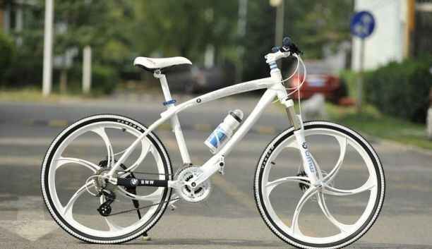 Велосипед БМВ на литых дисках белый