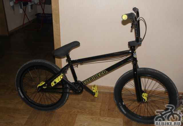 Велосипед BMX. Черного цвета. Состояние нового