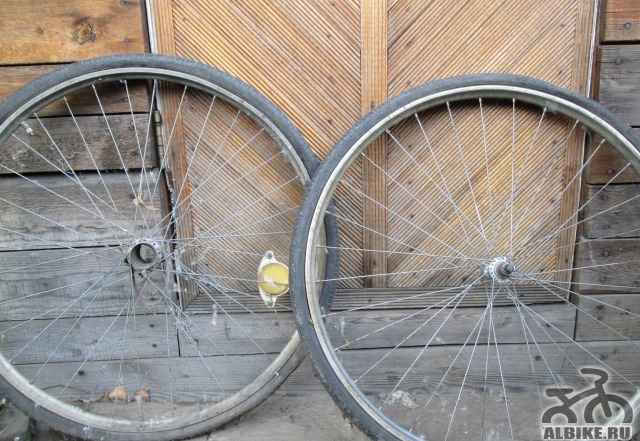 Два старых колеса от велосипеда