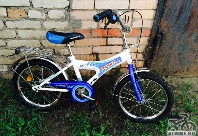 Детский велосипед с боковыми колёсами