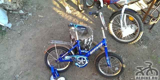 Велосипед двухколесный с маленькими колесиками