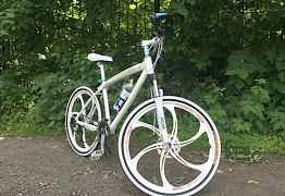 Белоснежный велосипед на литых дисках
