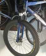 Шикарный синий горный велосипед